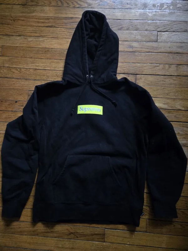 Supreme — Supreme L 2017 Neon Logo Box Hoodie — streetwear — resale
