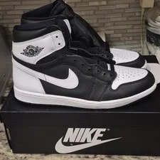 Jordan Air 1 Retro High OG High Top Lace-Up 2