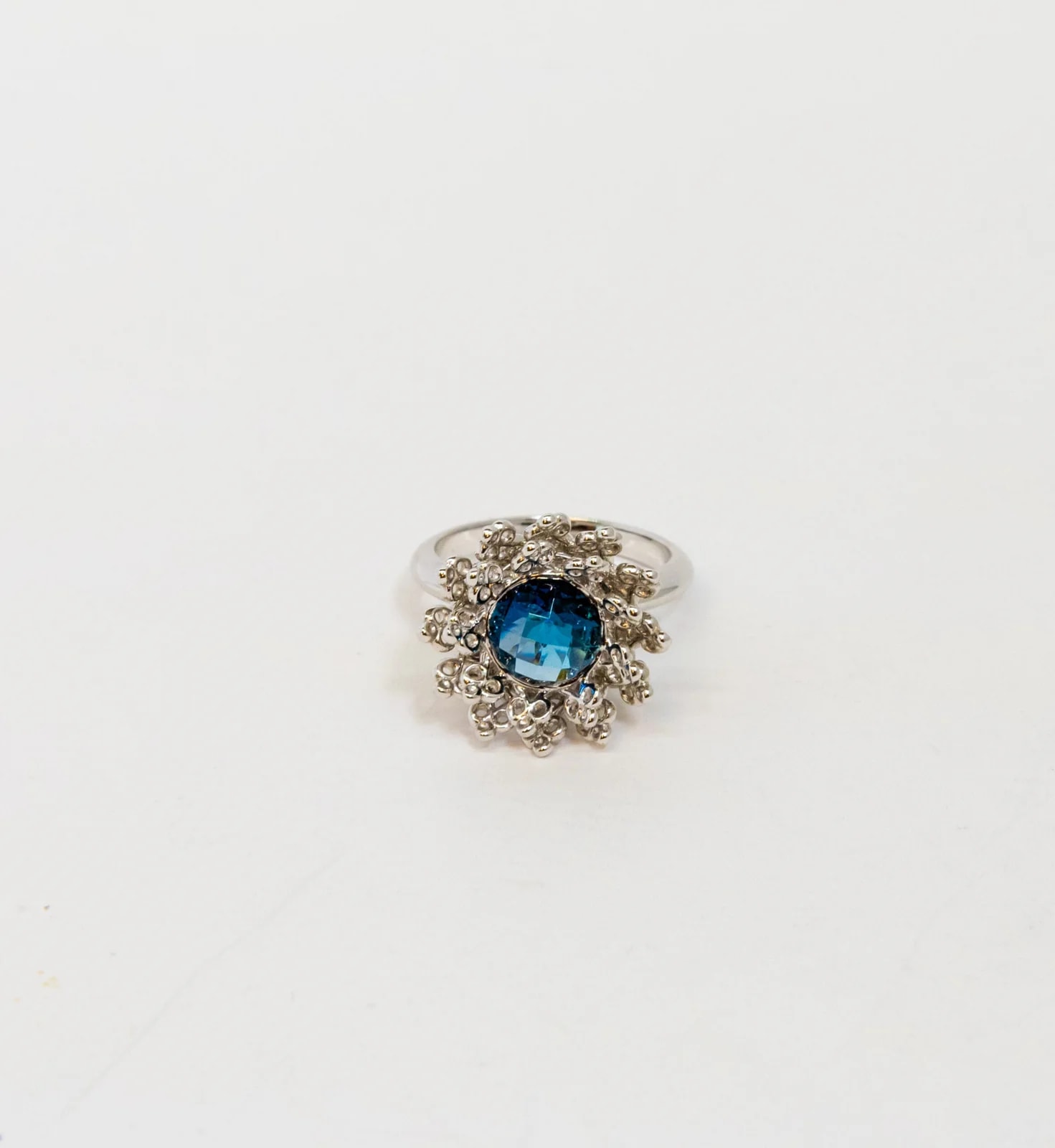 Worldofluxuryus — Carrera Y Carrera Reina 18K White Gold & Topaz Ring — Watch — resale