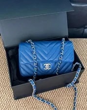 Chanel — Chanel Classic Flap Chevron 20×12cm Crossbody — Handbag — resale