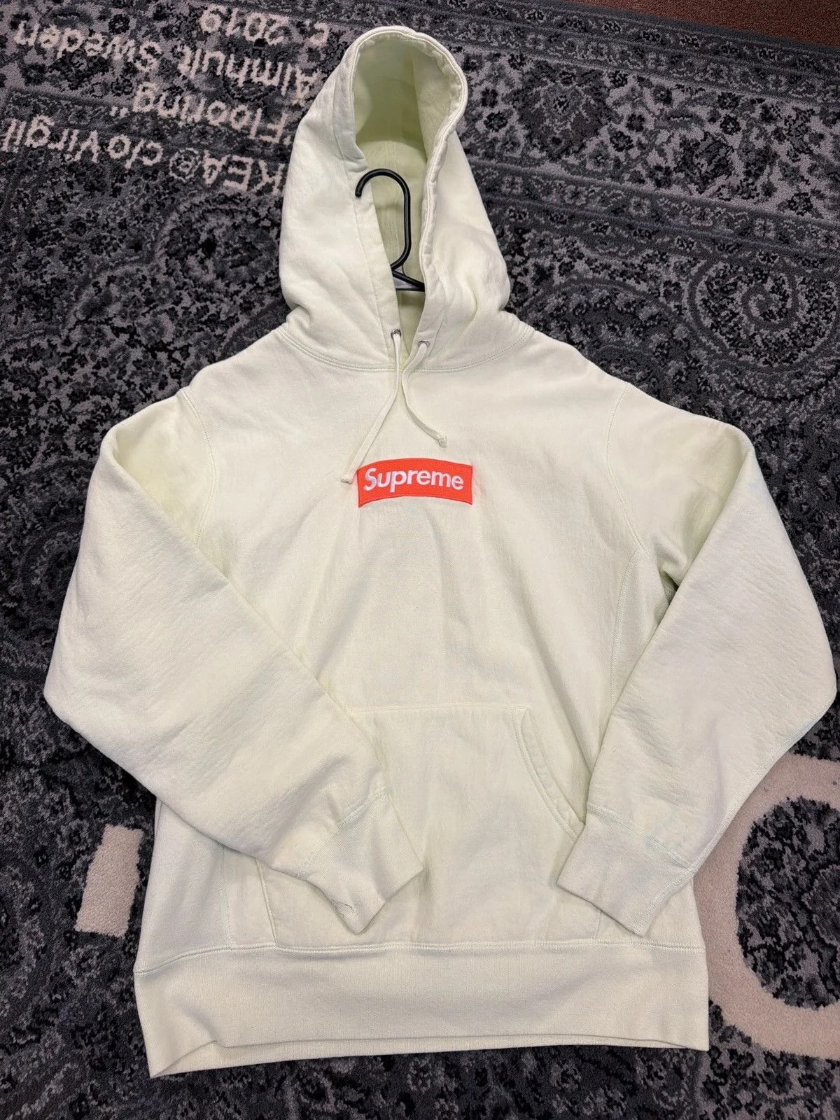 Supreme — Supreme / Box Logo 2017 Sweatshirt — streetwear — resale
