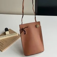 Loewe — Loewe Classic Solid Color Embossed Letter Puzzle - Very Good #180PAVZ — Handbag — resale