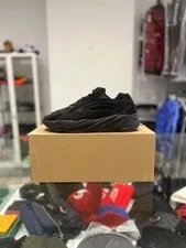Yeezy Boost 700 V2 Vanta Size: 2