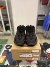Yeezy Boost 700 V2 Vanta Size: 3