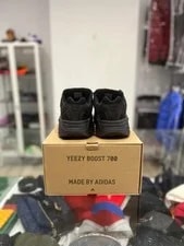 Yeezy Boost 700 V2 Vanta Size: 4