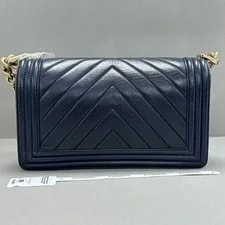 Chanel Boy Flap Chevron Medium . 2