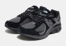 New Balance 2002R Shoes in and Dark UK 2