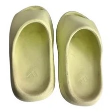 Yeezy Slide Glow Size 4 and Woman’s 6 2