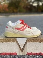 Saucony — NEW IN BOX Saucony 6000 NY Cheesecake Size 9 S70700-1 Strawberry — Sneaker — resale