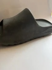 Size 7 US ’S Yeezy Slides. Will BE Cleaned Before Shipped 2