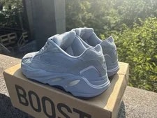 Yeezy Boost 700 V2 Hospital / Low Top Lace-Up 4