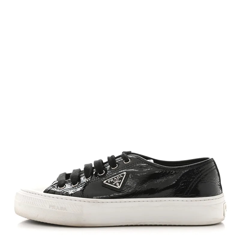 Prada — Naplak Triangle Logo Low Top Sneakers 40 — Sneaker — resale