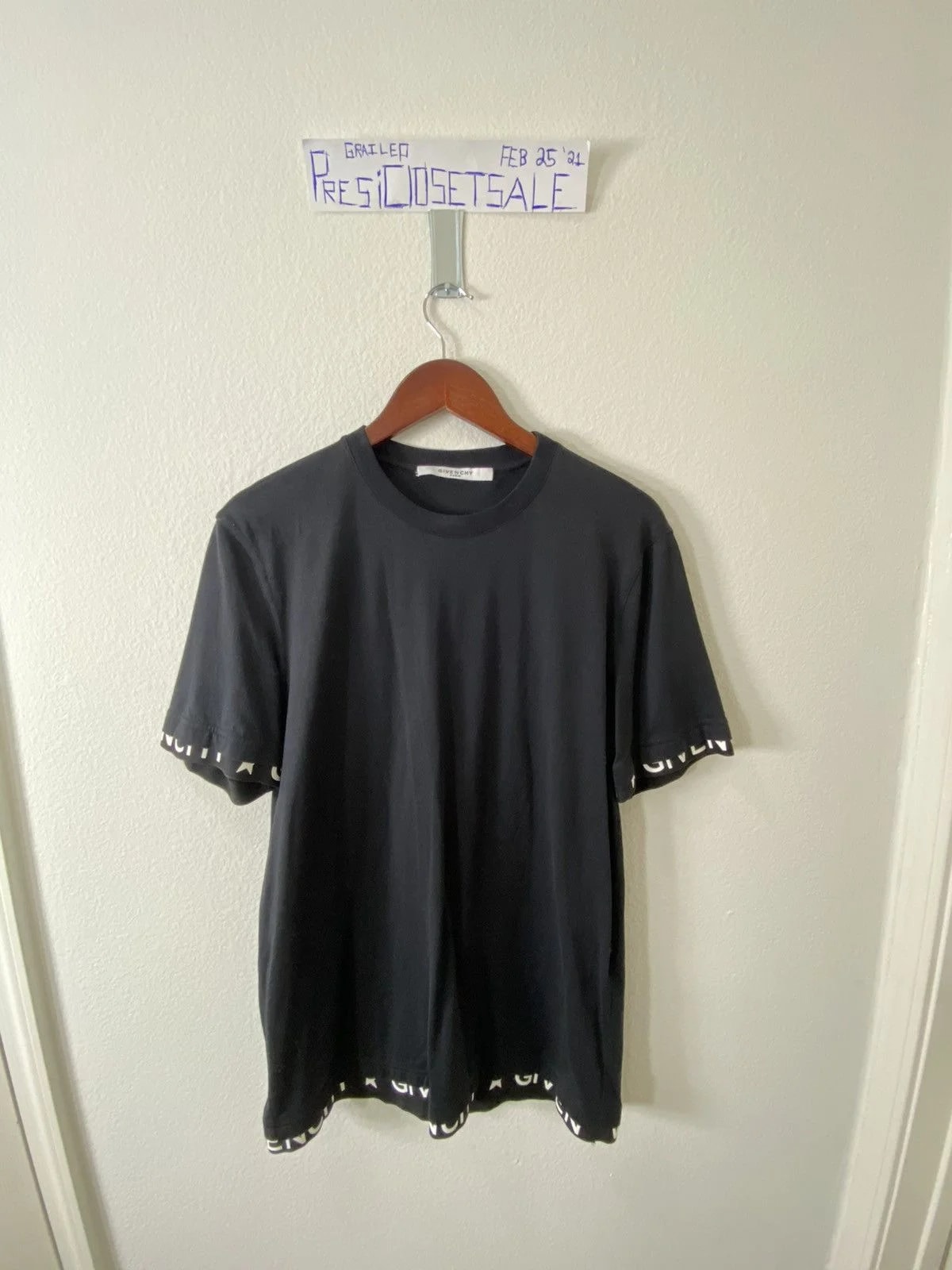Givenchy — Givenchy Star T-shirt Cuban Fit M — streetwear — resale
