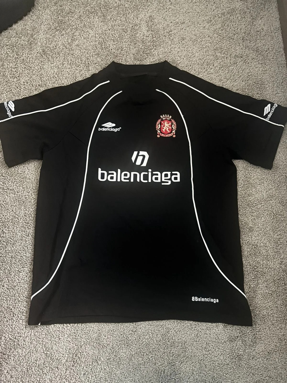 Balenciaga — Balenciaga Paris Tshirt — streetwear — resale