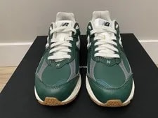 New Balance 2002R “ Pack” ’S Size 6 - M2002RVI 2