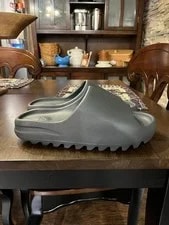 Yeezy — Yeezy Slide - Size: 10M (No Box) — Sneaker — resale