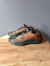 Adidas — Adidas Yeezy 700 V3 GY4109 Fade — Sneaker — resale