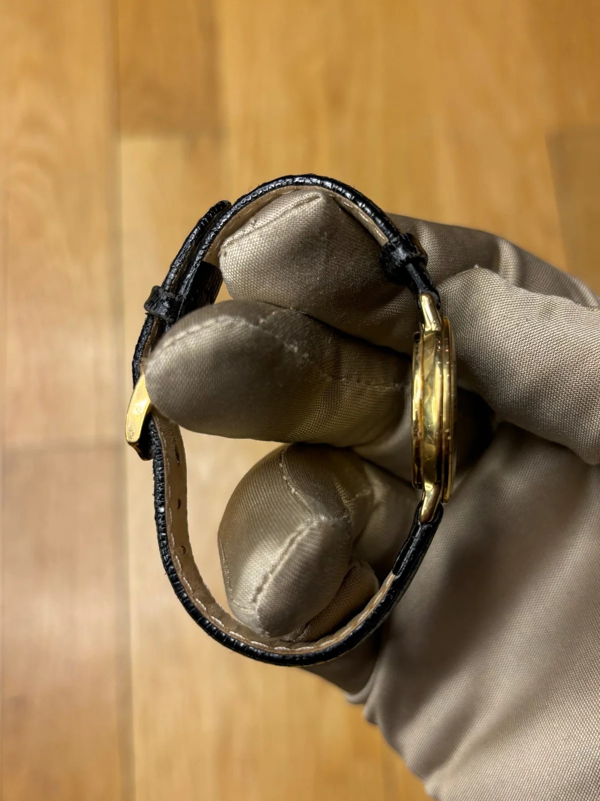 Gucci Black Dial Gold Plated Roman Bezel 4