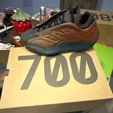 Yeezy — Yeezy 700 ’s Low Top Lace Up Athletic / Solid — Sneaker — resale