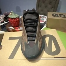 Yeezy 700 ’s Low Top Lace Up Athletic / Solid 2