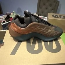 Yeezy 700 ’s Low Top Lace Up Athletic / Solid 3
