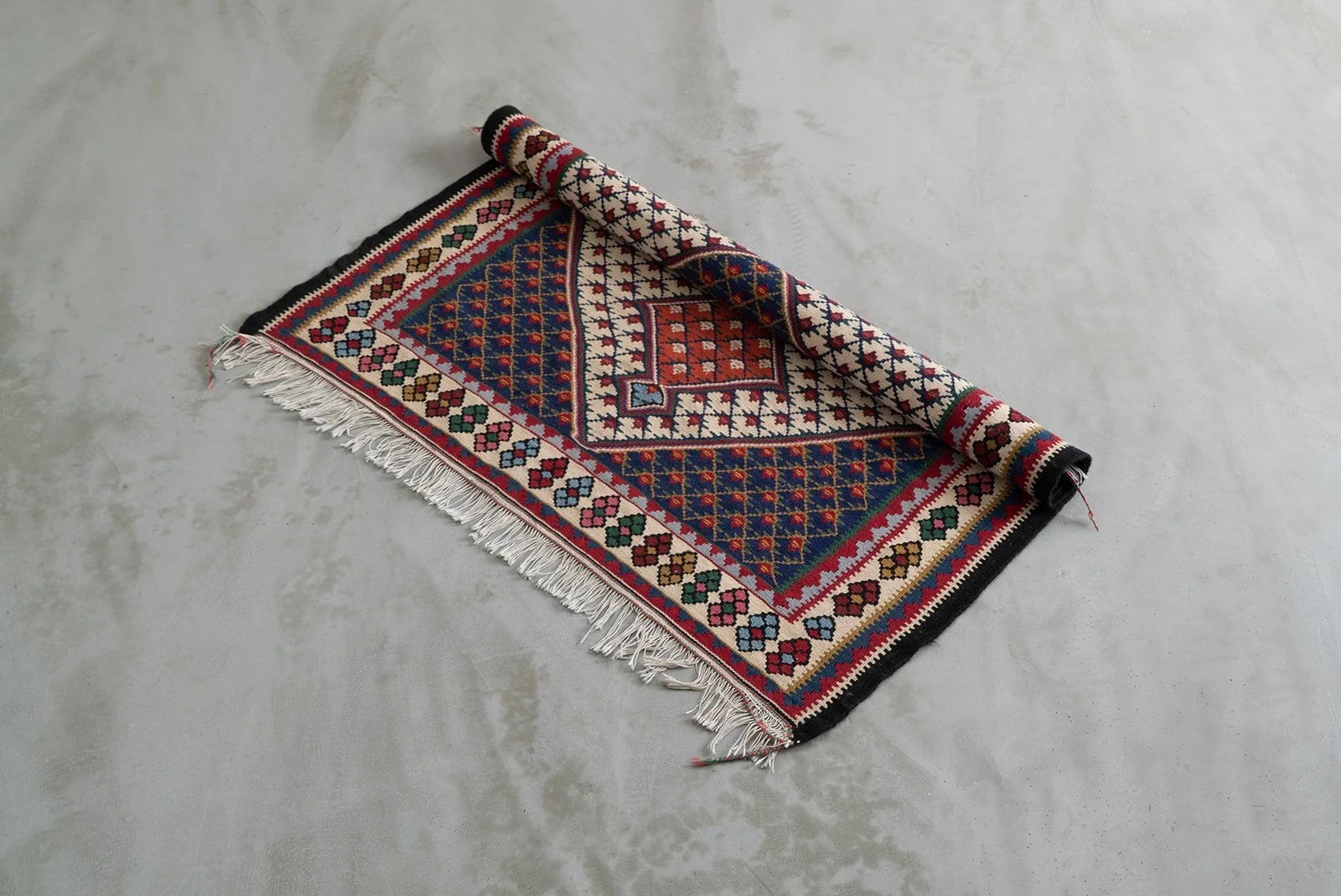 Senneh Kilim Persian Rug 4