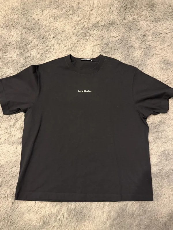 Logo shirt — streetwear — resale