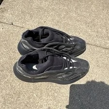 Yeezy — Yeezy 700 V3 Alvah — Sneaker — resale
