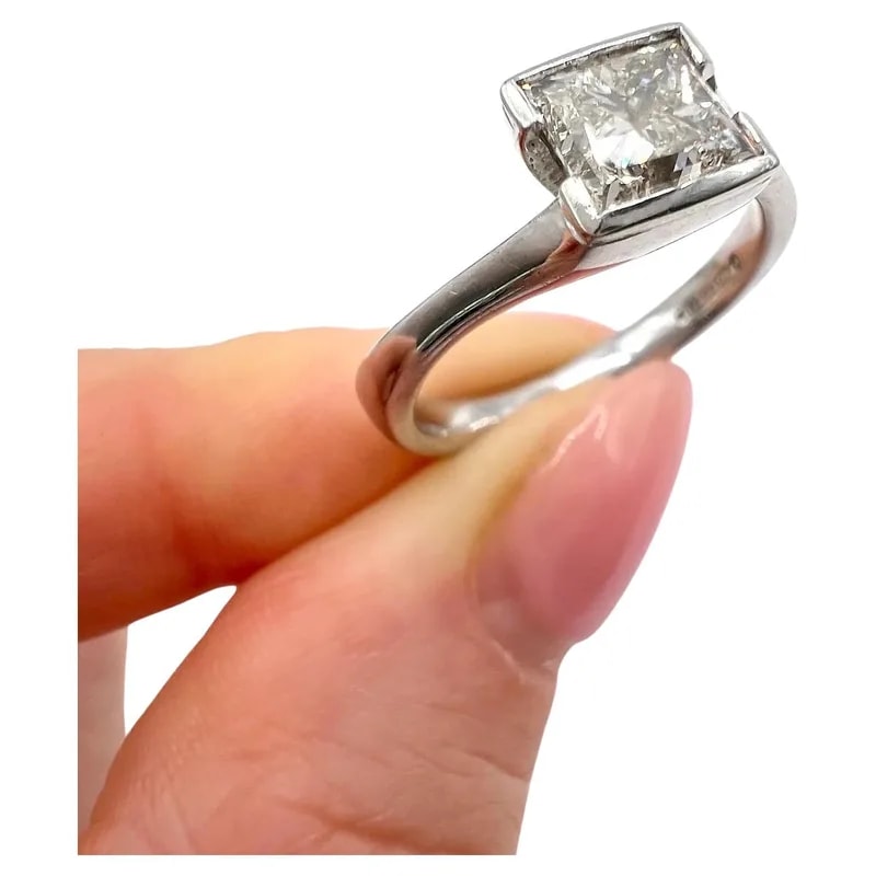 18ct White Gold Princess Cut Single Engagement — Jewelry — resale