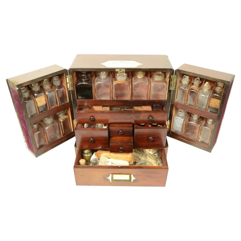 Elegante e Rara Antica Farmacia di Bordo Inglese in Piuma di Mogano, Primi '800 — Furniture — resale