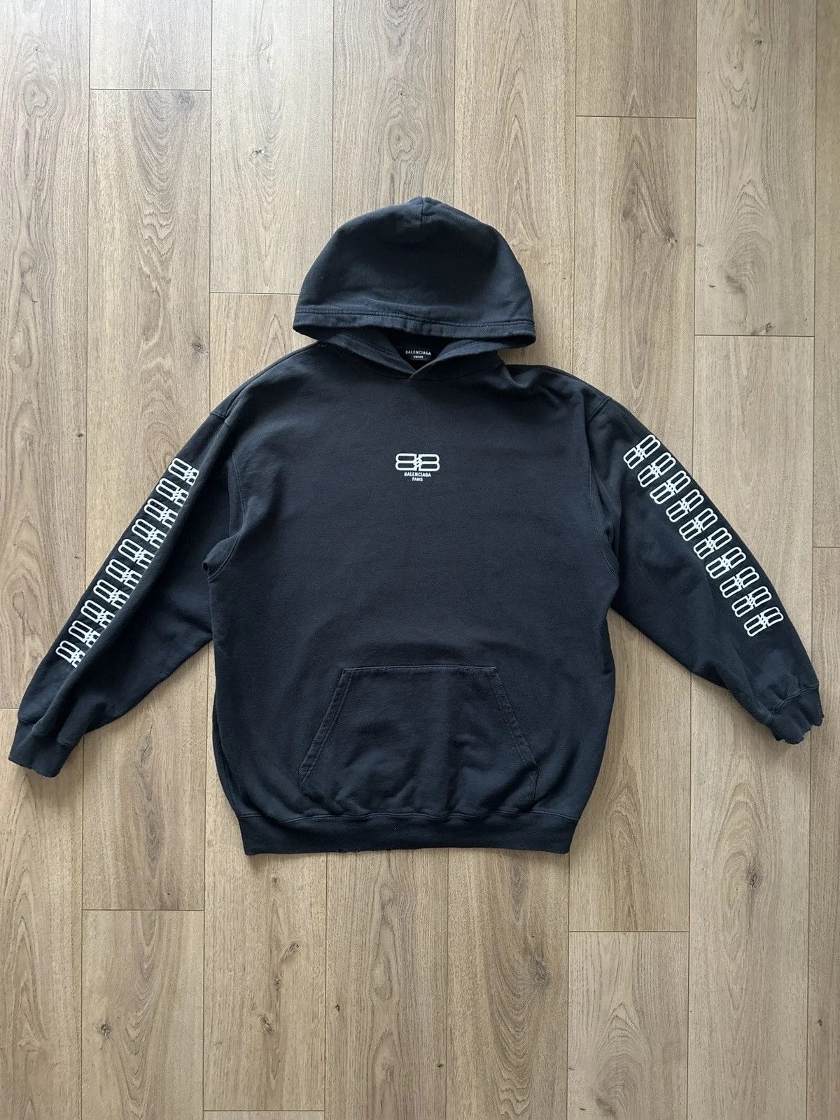 Balenciaga — Balenciaga BB Embroidery Sweatshirt — streetwear — resale