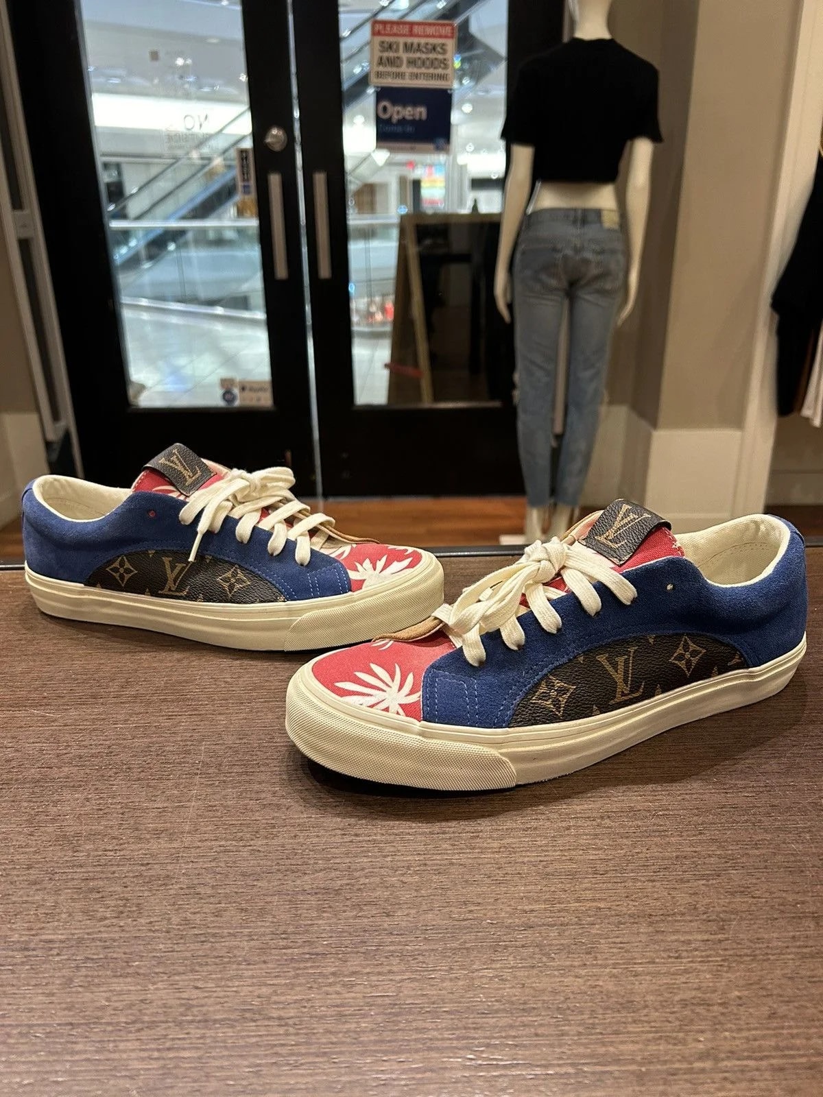 Vans — Vans Low Top — Sneaker — resale