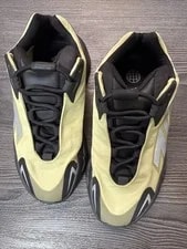 Yeezy Boost 700 Mnvn Resin 3