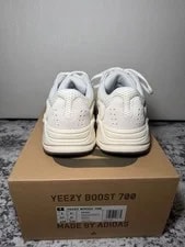 Yeezy Boost 700 “Analog” . 2