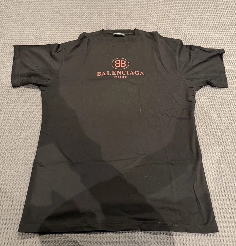 Balenciaga — Balenciaga T- Shirt — Clothing — resale