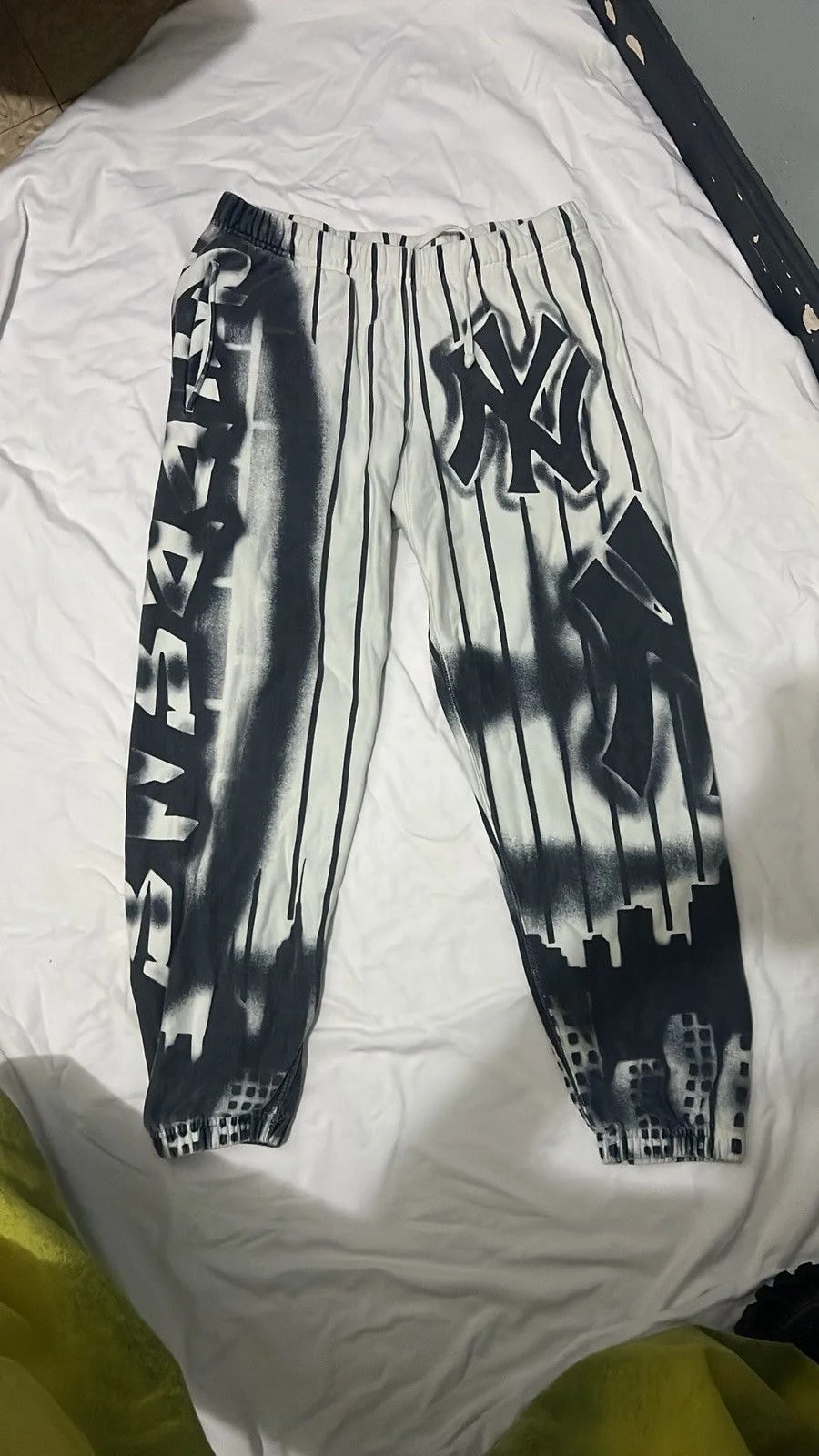 Supreme — Supreme X New York Yankees Sweatpants — streetwear — resale