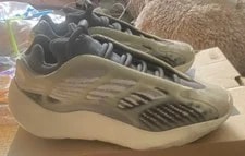 Yeezy Boost 700 V3 Azael / Low-Top Lace-Up 2