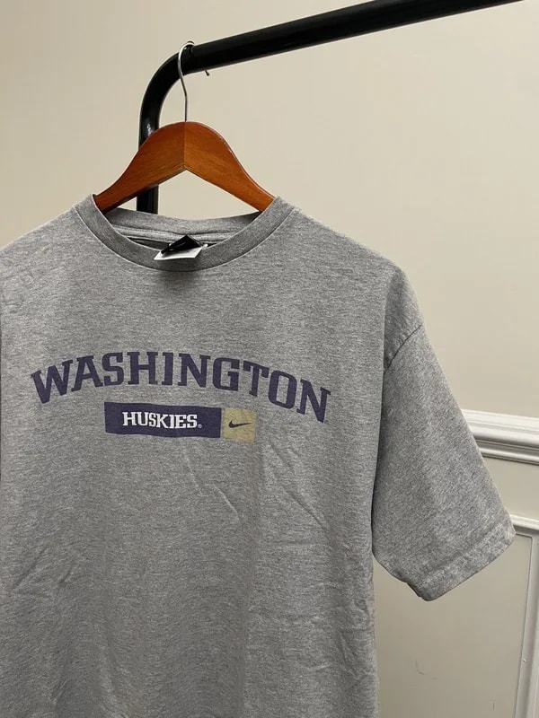 Nike — Nike Washington Huskies Tee Shirt Unsoundrags Ncaa — streetwear — resale