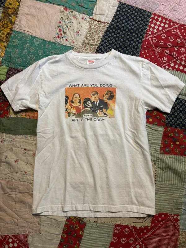 Supreme — Supreme * Tee Shirt — streetwear — resale