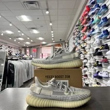 Yeezy — Yeezy 350 V2 Non Reflective (Lightly Worn+Replacement Box) — Sneaker — resale