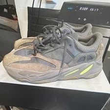 Yeezy — Yeezy 700 ’s Low Top Lace Up — Sneaker — resale