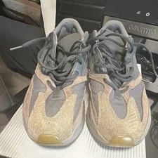 Yeezy 700 ’s Low Top Lace Up 2