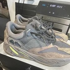 Yeezy 700 ’s Low Top Lace Up 3