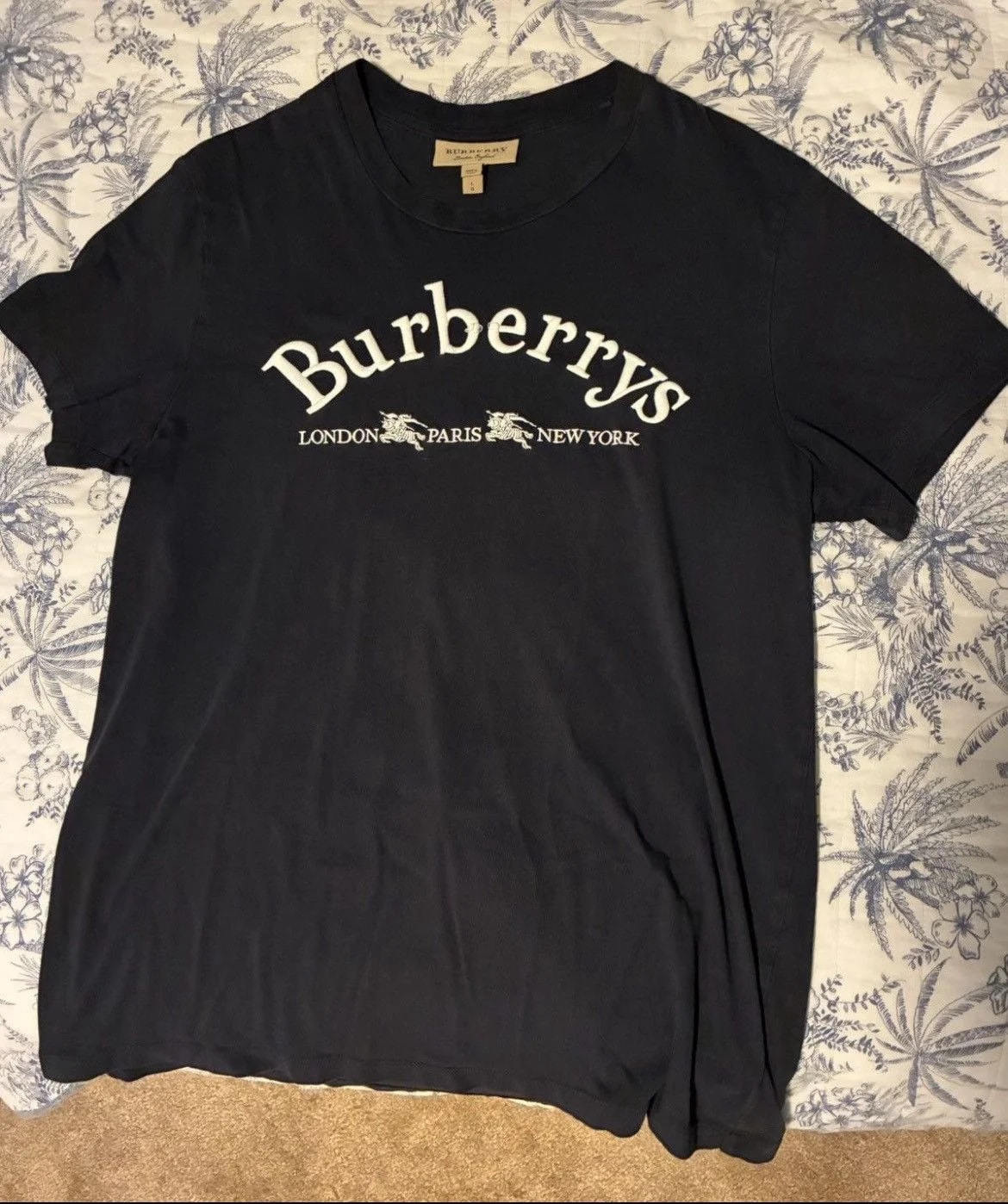 Burberrys Embroidered T-shirt — streetwear — resale