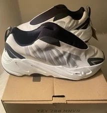 Adidas — Adidas Yeezy Boost 700 Mnvn Laceless Analog — Sneaker — resale