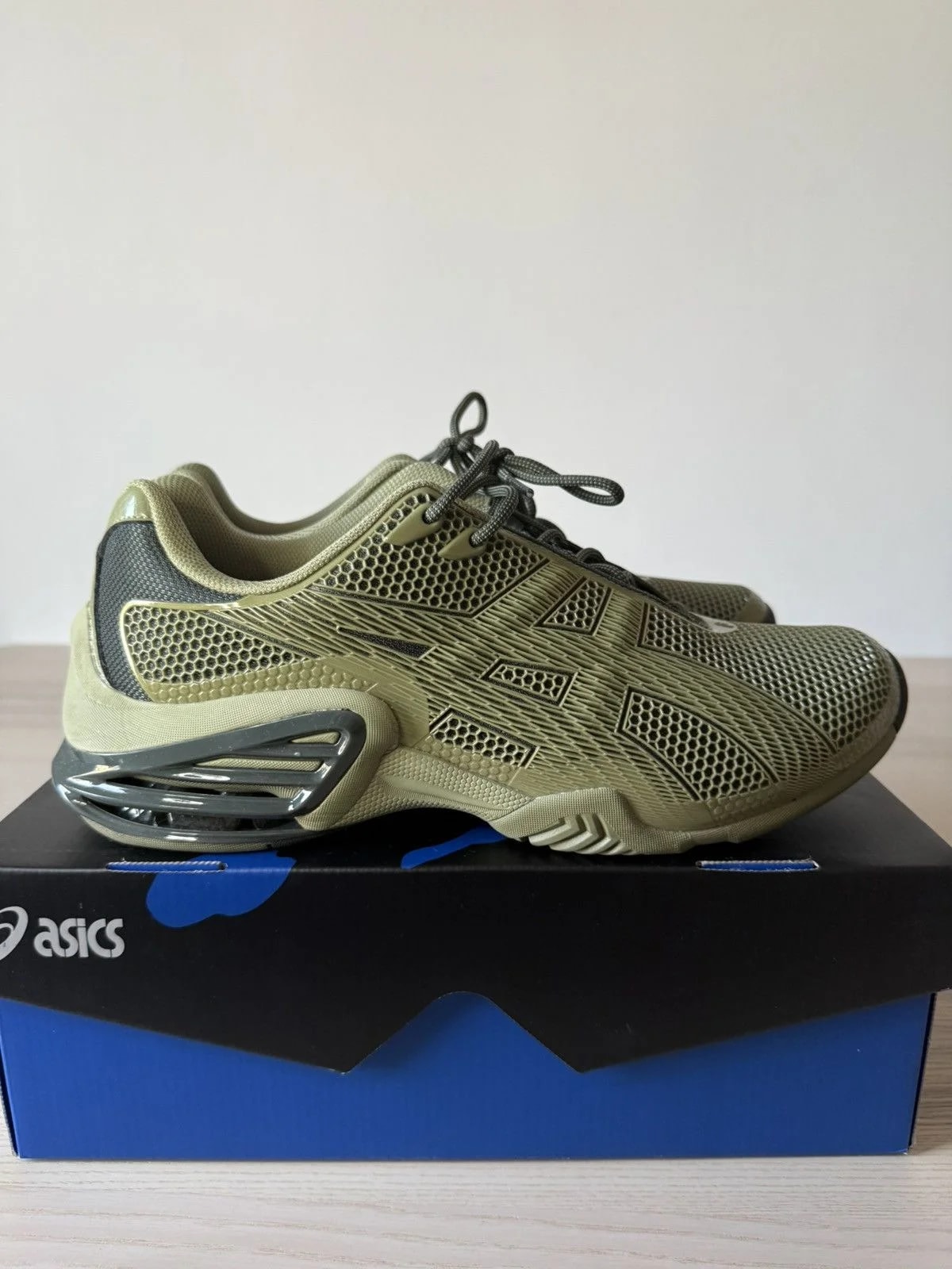 Asics — Kiko Kostadinov X Asics Novalis Gel Teremoa II in "Mosstone — Sneaker — resale