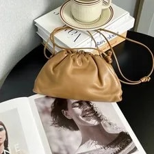 Bottega Veneta — Bottega Veneta Authentic Crossbody 22*13*5 — Handbag — resale