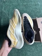 Size 10.5 Worn 1-2x Clean Yeezy 700 V3 Mono Safflower 4
