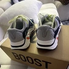 Yeezy Boost 700 V1 ’s Low Top Lace-Up 3
