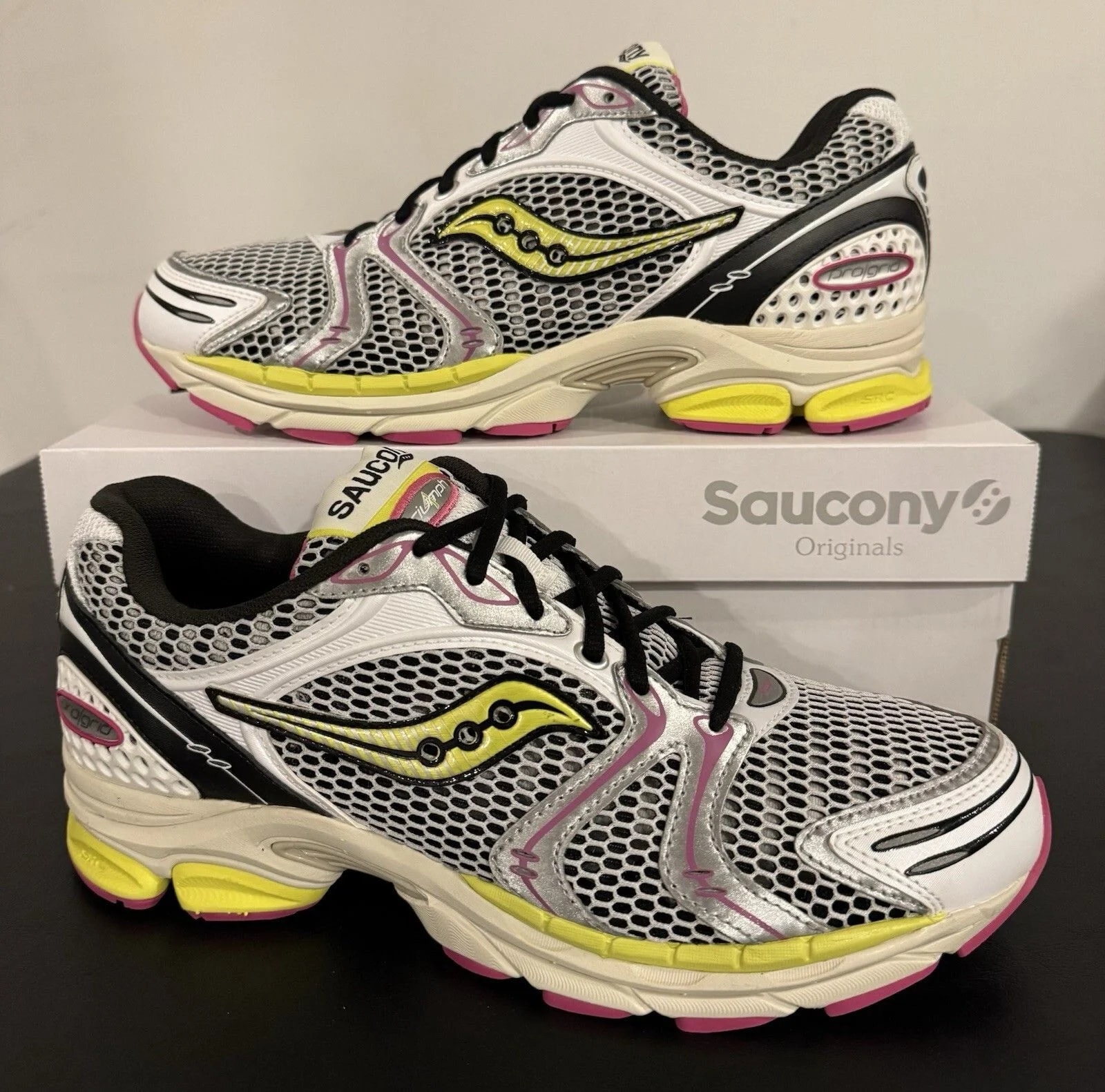 Saucony — Saucony US 11 Retro Progrid — Sneaker — resale